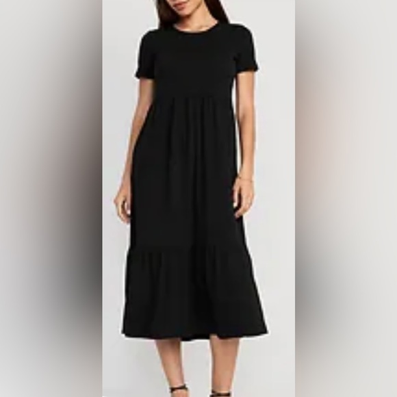 Old Navy Dresses & Skirts - Old Navy Short - Sleeve Tiered MIDI Dress with side pockets.